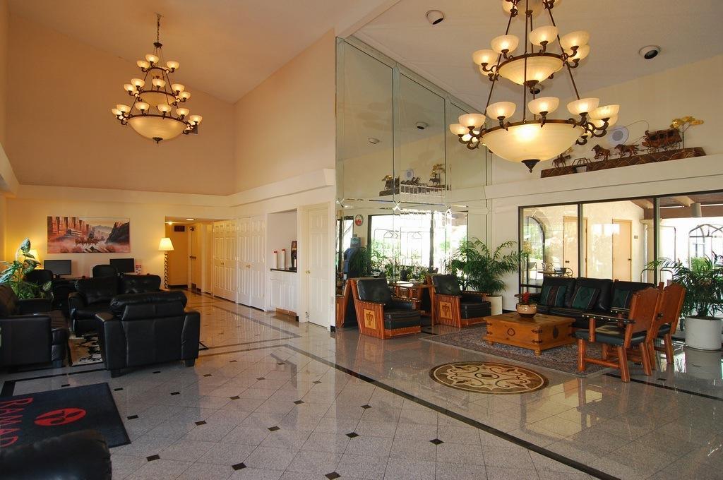 Отель Ramada Tucson East Экстерьер фото