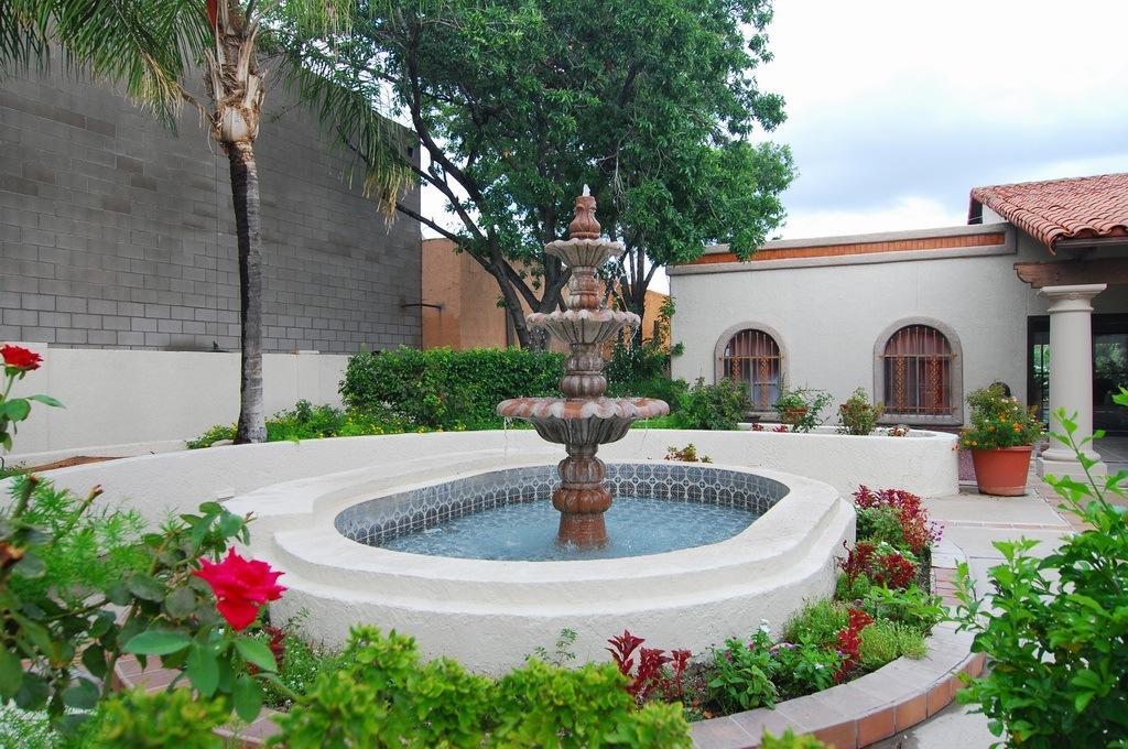 Отель Ramada Tucson East Экстерьер фото