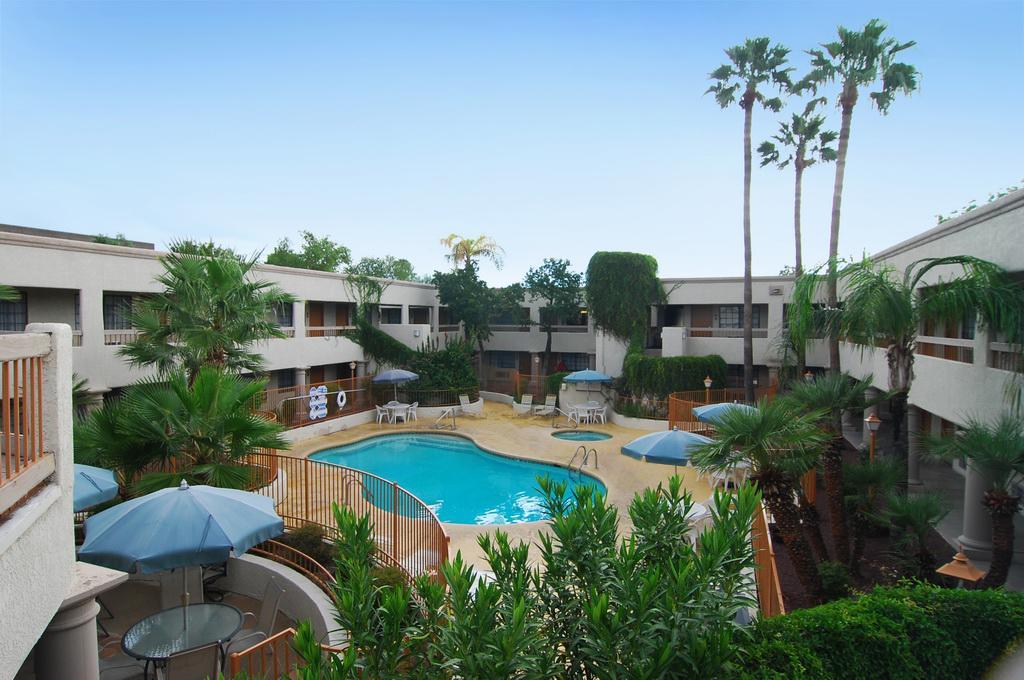 Отель Ramada Tucson East Экстерьер фото